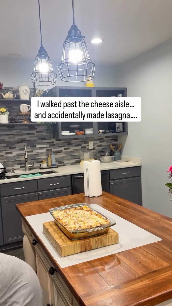 Some days don’t need productivity.
They need comfort.
A warm kitchen.
And a meal that brings everyone together 🤍  This lasagna started as a random grocery run and turned into one of those slow, grounding moments I didn’t know I needed.  👉 Save this for a cozy dinner night
👉 Full recipe is on the blog  #chiccagofoodie #cozycooking #momlife #familydinner #comfortfood